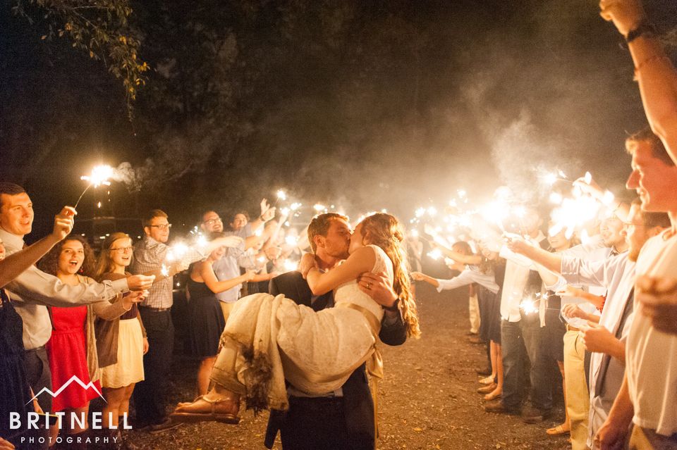 18 Electric Wedding Kisses That Will Leave You Weak In The Knees