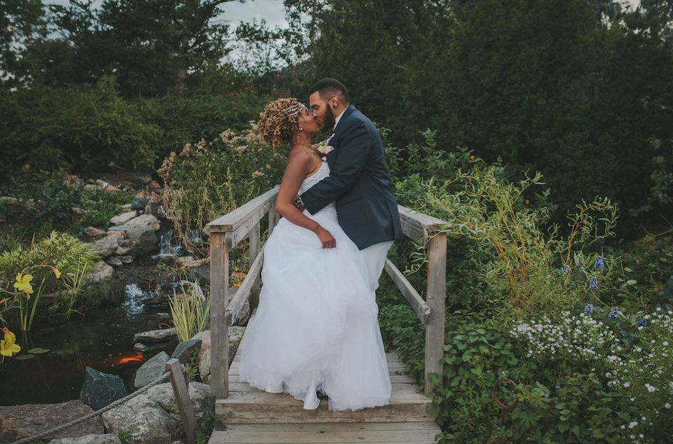 18 Electric Wedding Kisses That Will Leave You Weak In The Knees