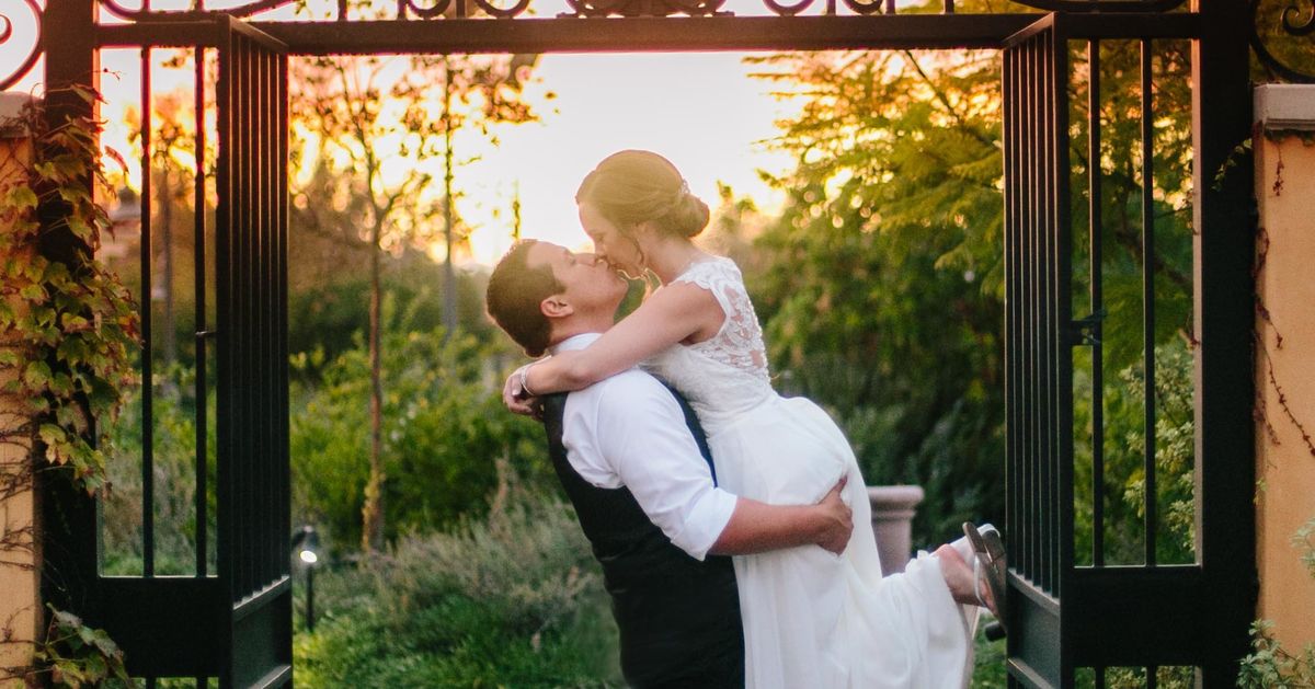 18 Electric Wedding Kisses That Will Leave You Weak In The Knees