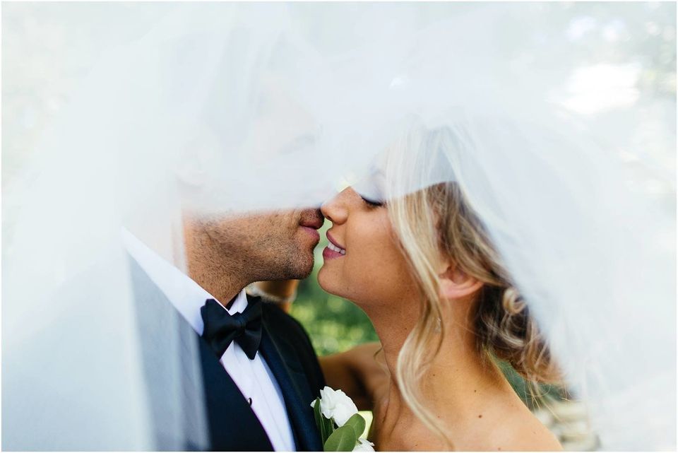 18 Electric Wedding Kisses That Will Leave You Weak In The Knees