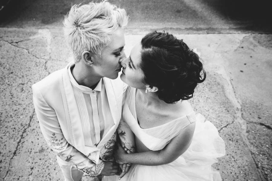 18 Electric Wedding Kisses That Will Leave You Weak In The Knees