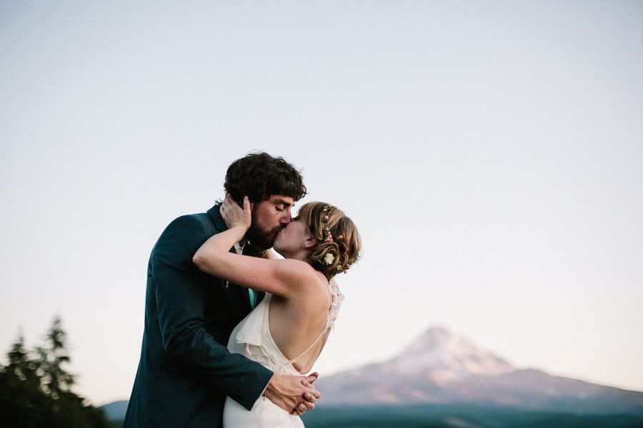 18 Electric Wedding Kisses That Will Leave You Weak In The Knees