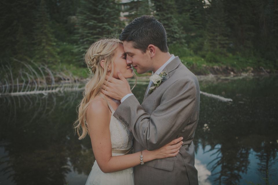 18 Electric Wedding Kisses That Will Leave You Weak In The Knees