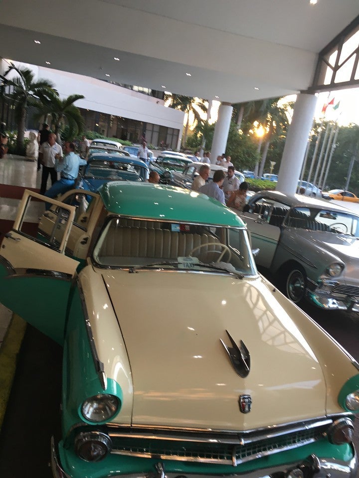 <p>Taxi’s in Cuba</p>