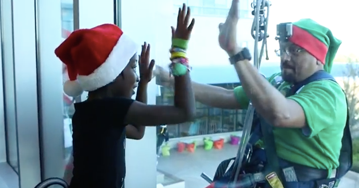 Hospital Surprises Kids With Window-Washing Santa And Elves | HuffPost Life