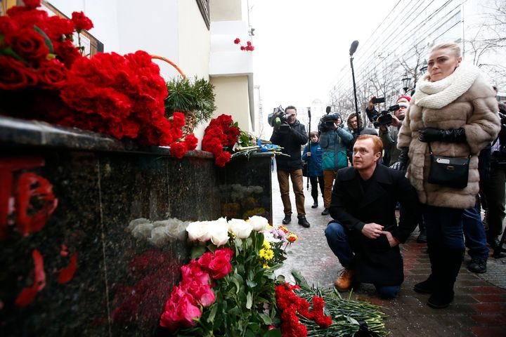 People pay tribute to passengers and crew members of the plane in Moscow 