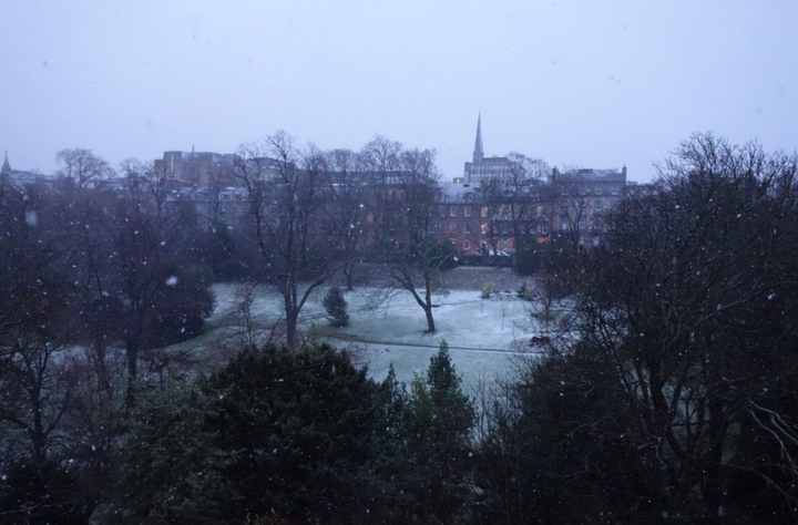 Snow falls on Edinburgh on Boxing Day 