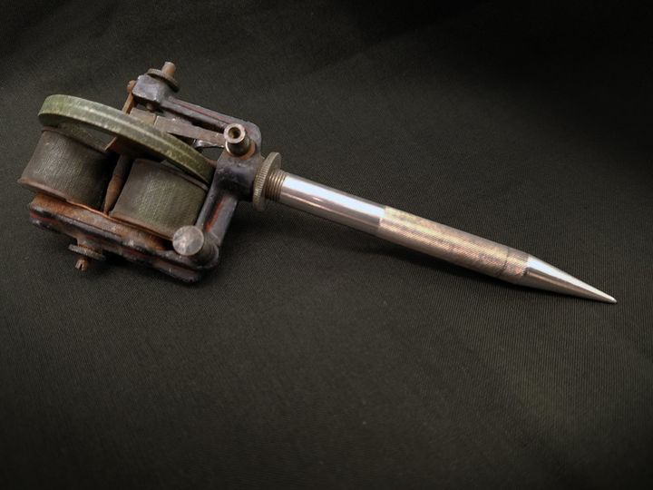 Thomas Edison, Electric pen, 1876. Nickel-plated flywheel, cast iron, steel stylus, and electric motor. Collection of Brad Fink, Daredevil Tattoo NYC