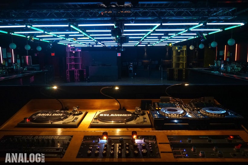 <em>SBS Slammer Console & SBT, amongst 2 technics 1200 MK II SBS modified, Pioneer CDJ 2000 Nexus 2.</em>
