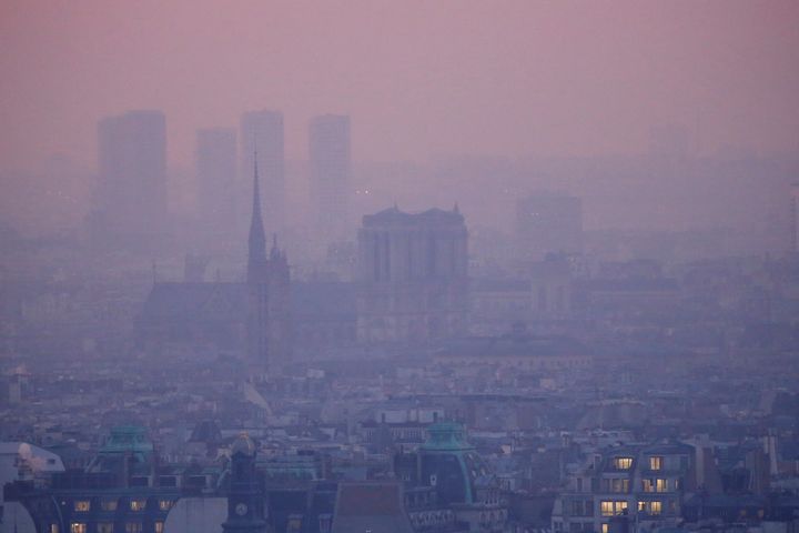 Pollution envelopes Paris.