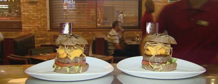 These two burgers from a participating Satisfeito restaurant are served in reduced portions: 130 grams of Angus beef, versus the usual 200 grams.