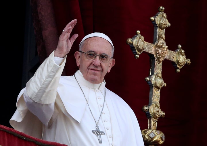 Pope Francis waves after delivering his "Urbi et Orbi" (to the city and the world) message from the balcony overlooking St. Peter's Square at the Vatican December 25, 2016. REUTERS/Alessandro Bianchi