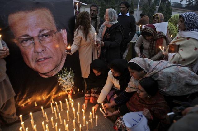 <p>Pakistanis light candles in commemoration of slain governor of Punjab Salman Taseer in Lahore on Jan. 7, 2011. </p>