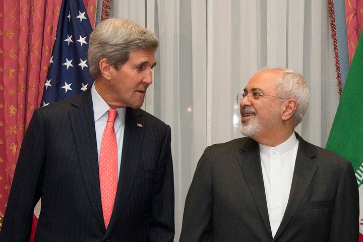 U.S. Secretary of State John Kerry (L) and Iran's Foreign Minister Mohammad Javad Zarif pose for a photograph before resuming talks over Iran's nuclear programme in Lausanne March 16, 2015.