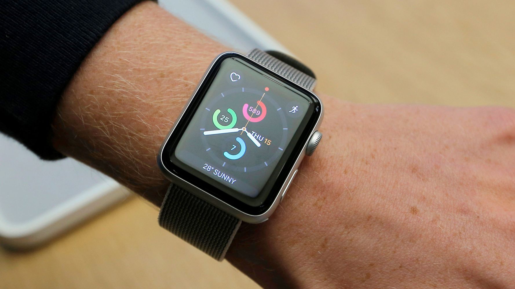 Продать apple watch. Часы эпл вотч мужские. Эпл вотч 2 на руке. АПЛ вотч 2 на руке. Apple watch Series 2 на руке.