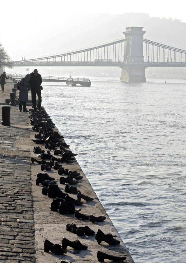 9 Fragmented travelers – Amazing sculptures by Bruno Catalano