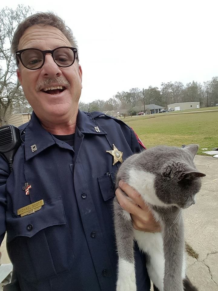 Hero Deputy Mike Scott with Bella, whose only injury was some bruising, the sheriff’s office told The Huffington P