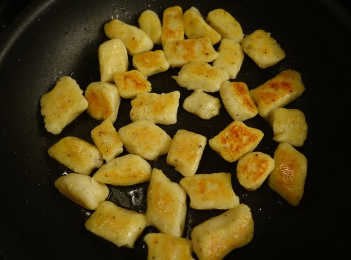 With the water evaporated, the gnocchi fry in olive oil