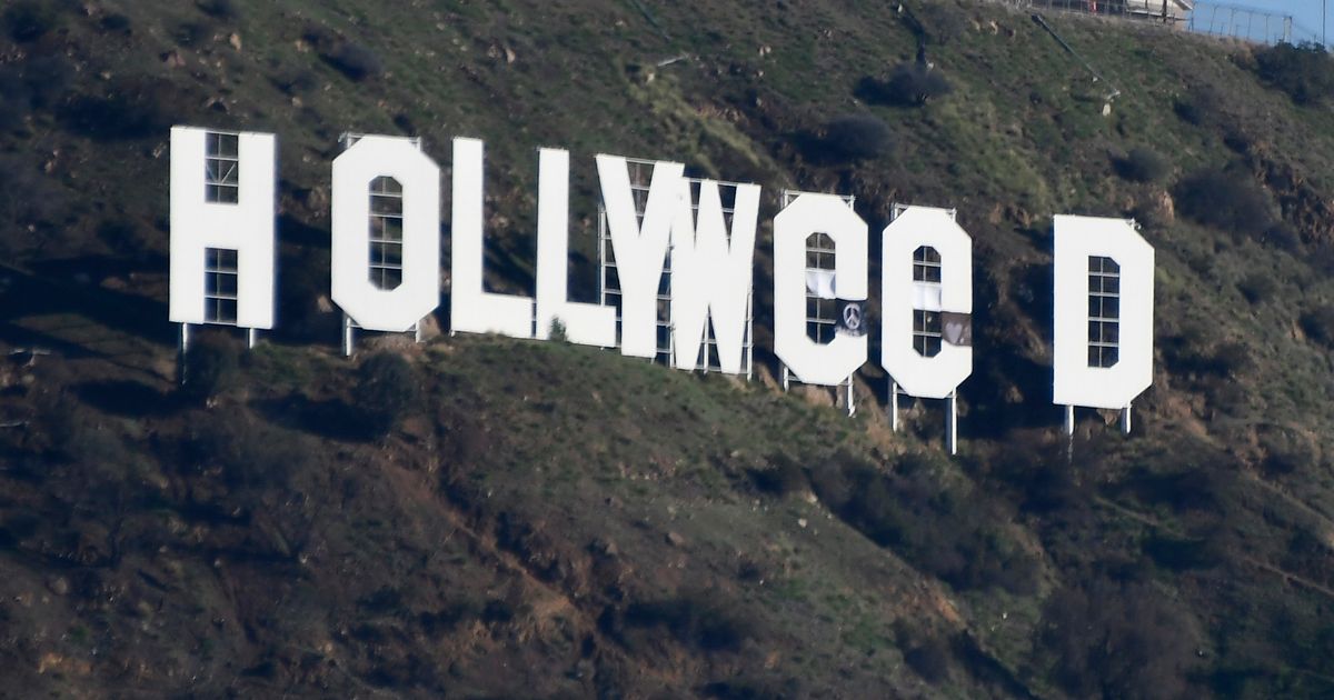 He changes. Голливуд надпись мемы. Пятерочка Голливуд. Hollywood sign Hollyweed. Надпись пятёрочка вместо Hollywood.