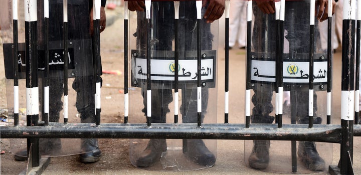 Egyptian police officers stand guard outside the Zeinhom Morgue in Cairo on October 31, 2015, as they wait for the victims of the Russian charter plane.