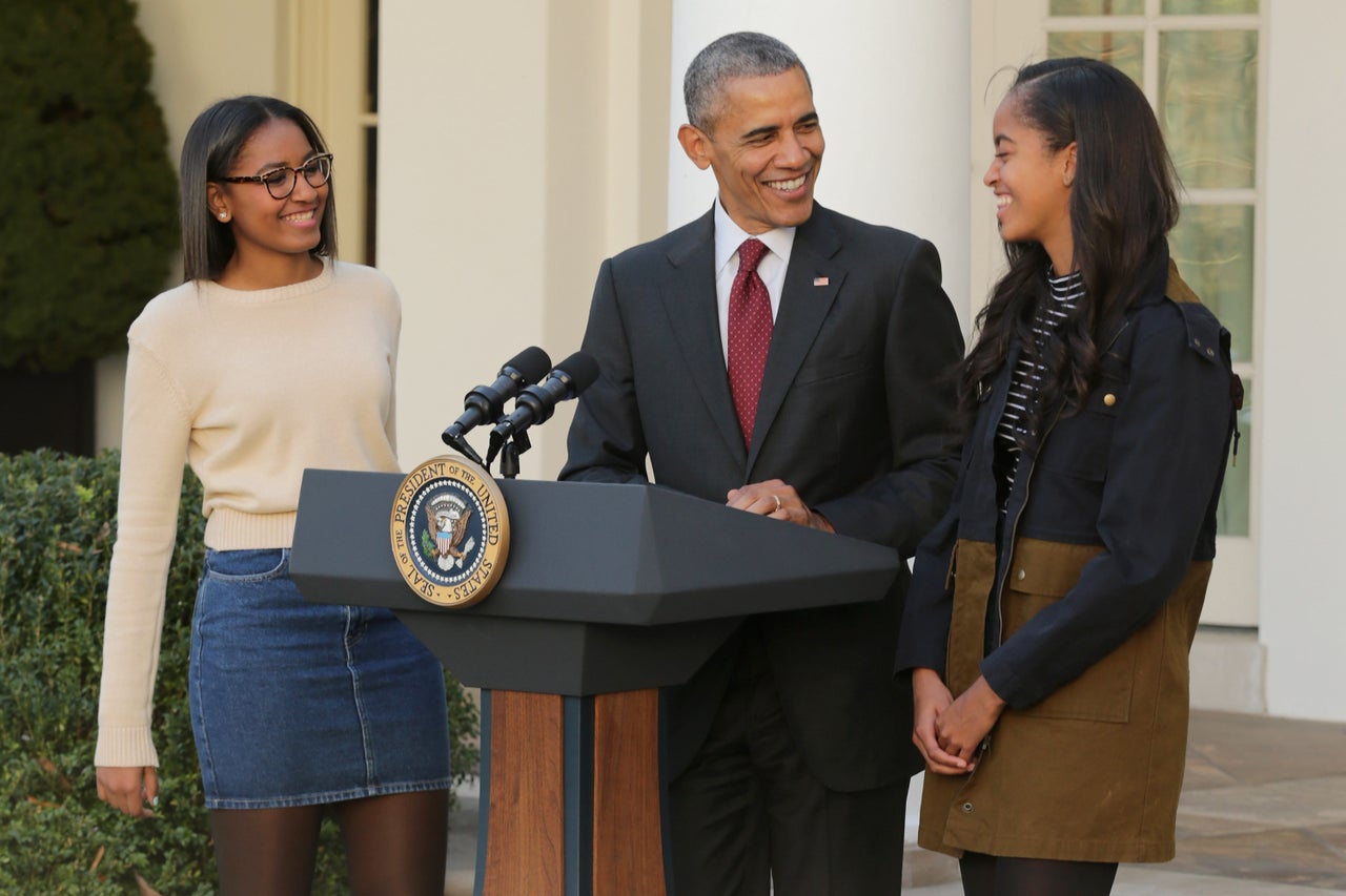 President Barack Obama delivers remarks with his daughters Sasha (L) and Malia during the annual turkey pardoning ceremony in the Rose Garden at the White House November 25, 2015.