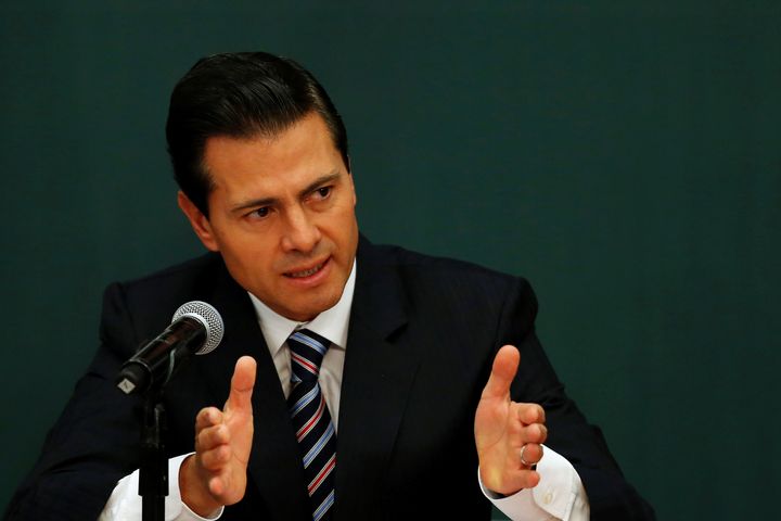 Mexico's President Enrique Peña Nieto gestures as he announces a plan to strengthen the economics for families in Mexico City, Mexico January 9, 2017. (REUTERS/Carlos Jasso)