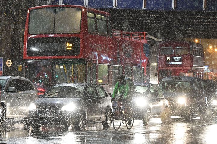 Londoners travel in last night's snow