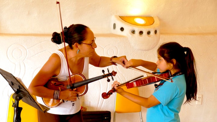 <p>Violin class at the Toki School</p>