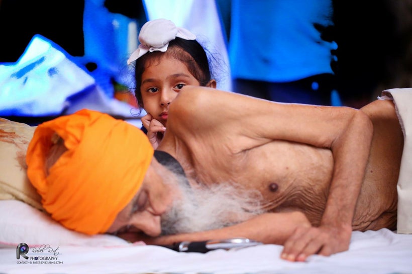Bapu Surat Singh Khalsa with his grandson at home in Hassanpur, Punjab (courtesy of <a rel="nofollow" href="https://www.faceb