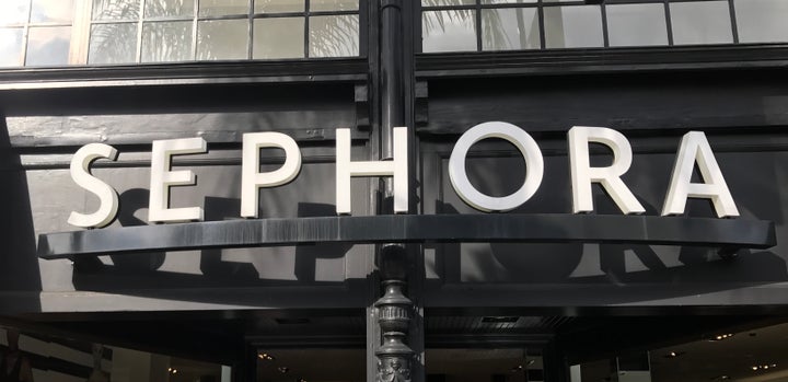 <a rel="nofollow" href="https://m.sephora.com/contact" target="_blank">SEPHORA</a>