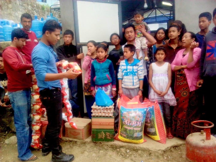 <p>Food donation to AIDS care.</p>