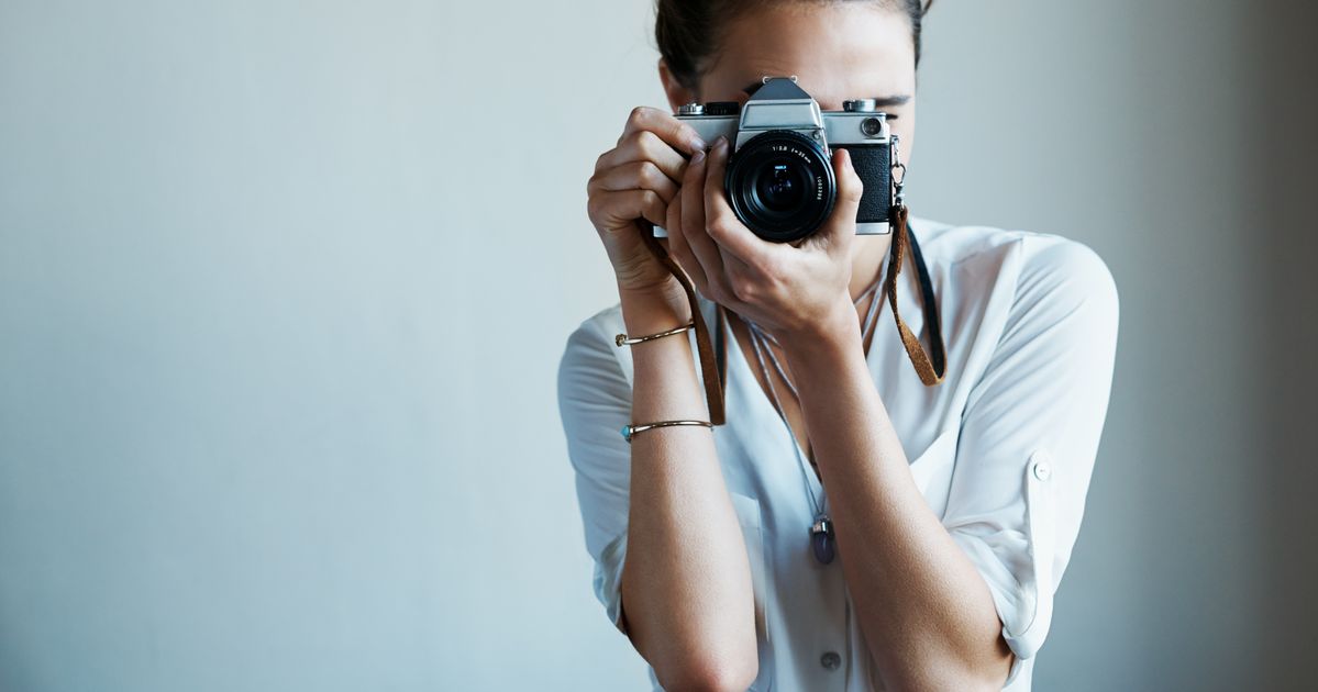 Taking pictures перевод. Женщина в объективе. Фотограф она. Свободный фотограф. Женщина смотрит в объектив.