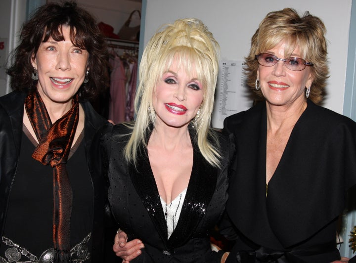 Tomlin, Parton and Fonda pose backstage at the Los Angeles premiere of Parton’s “9 to 5” stage musical in 2