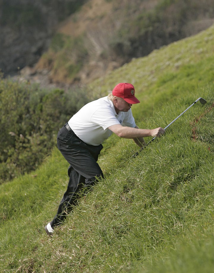 ゴルフ大好きトランプ氏 傾斜のある芝生をよじ登る姿で雑コラ大会