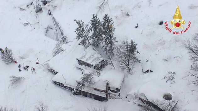 この世の終わりのような光景 イタリアで雪崩 ホテルをのみ込む 30人死亡のおそれ ハフポスト