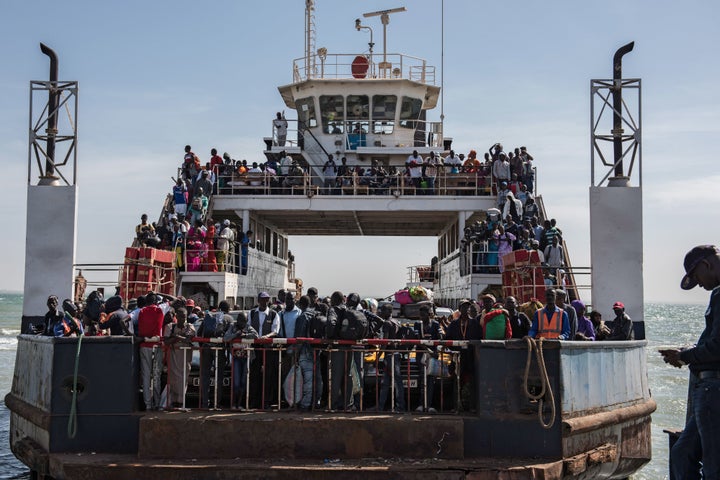 Hundreds of Gambians who had fled the country began returning by ferry from Senegal’s Casamance region on Sunday. 