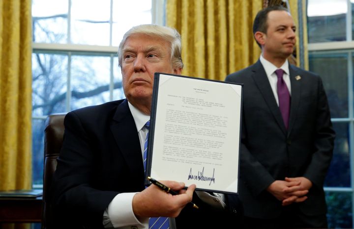Trump holds up the executive order on the reinstatement of the Global Gag Rule