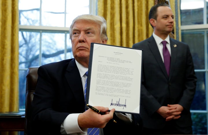 <strong>Trump holds up the executive order on the reinstatement of the Global Gag Rule</strong>