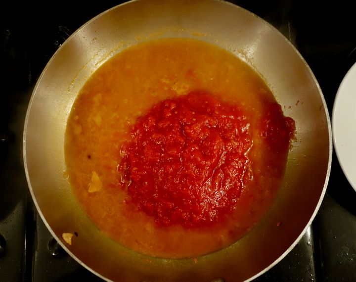 Tomato sauce added to the garlic-and-chili-scented fumet.