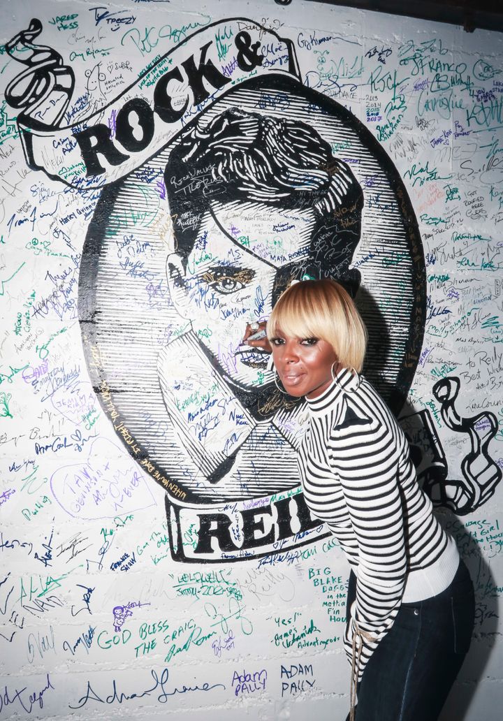 <p>Mary J. Blige signing the wall at Rock & Reilly’s during the 2017 Sundance Film Festival.</p>