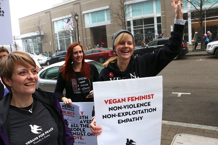 Vegans show solidarity at the women’s march. Photo via <a rel="nofollow" href="https://www.facebook.com/vegansforpeace/?fref=