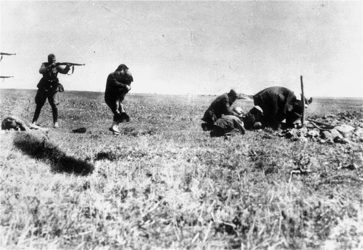 <strong>Execution of Kiev Jews by German army mobile killing units (Einsatzgruppen) near Ivangorod Ukraine 1942.</strong>