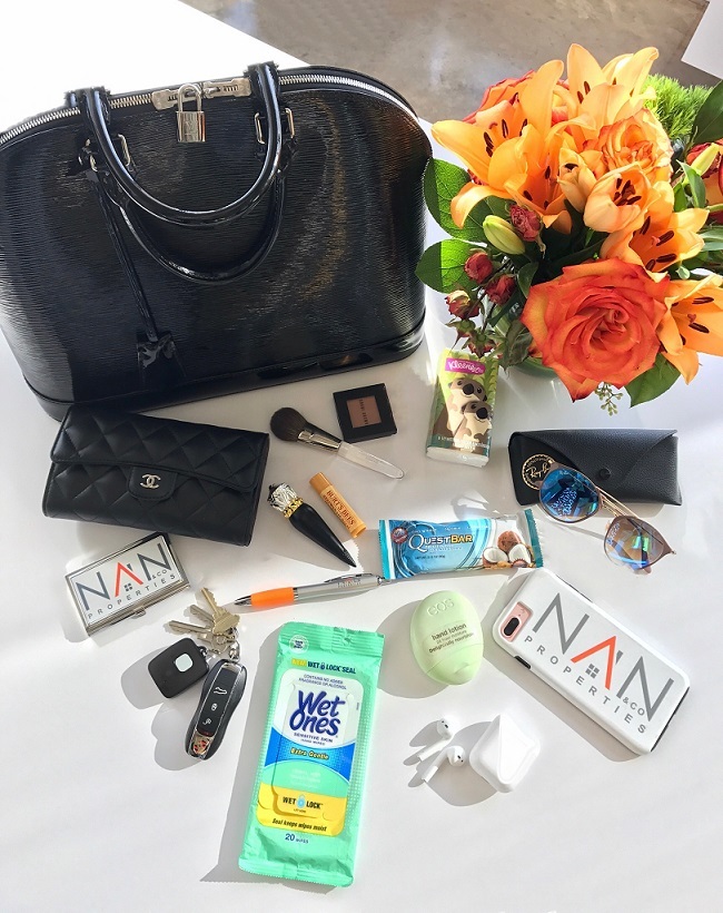 Show and Tell - What's in My Bag - The Queen In Between