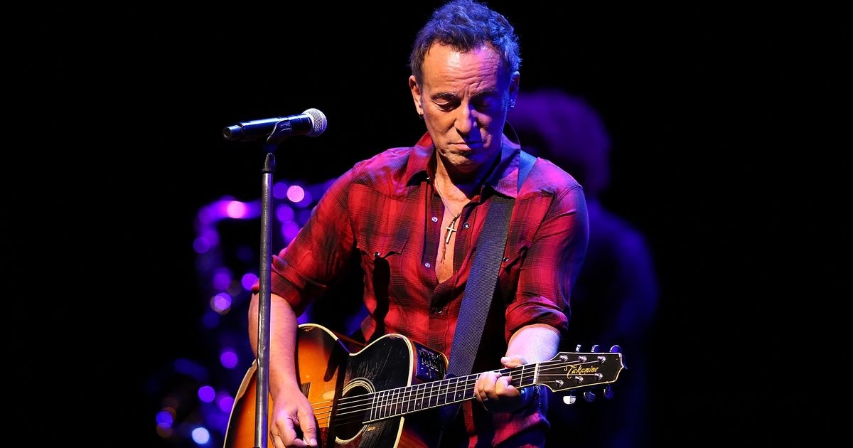 Bruce springsteen. Брюс Спрингстин with Red Gibson. Брюс Спрингстин поддержка Обамы. Музыкант личность в первую очередь. Биография Bruce Springsteen перевод.