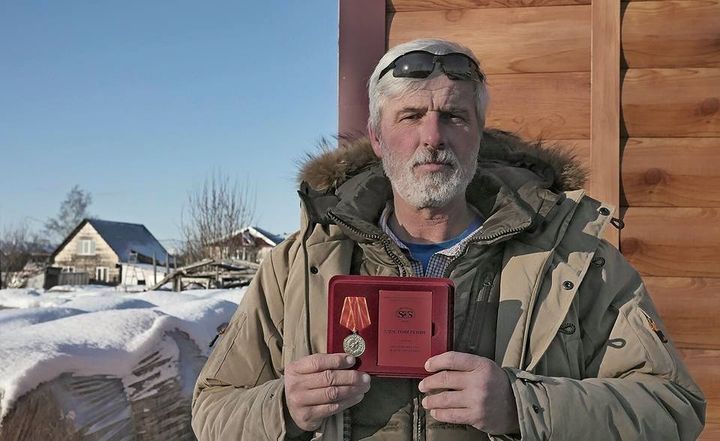 Peter van der Wolf is among the rescuers who received medals from the Federal МЧС for their involvement during the rescue of orcas that stranded in Staradubsk, Russia. 