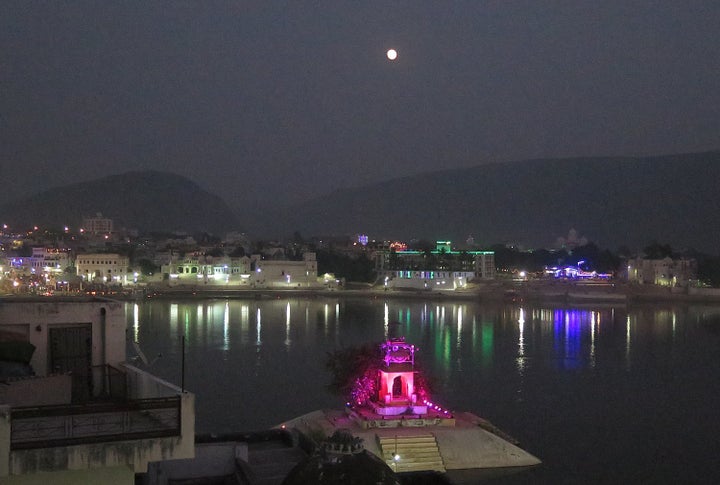 <p>T<em>emple of Brahma, Pushkar Lake </em></p><p> ��~����E�</p>