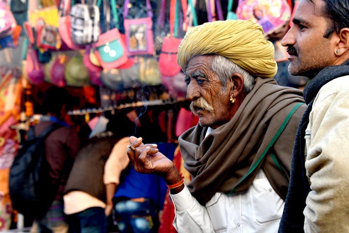 The bustling market at the Pushkar Camel Fair o tr|����E�