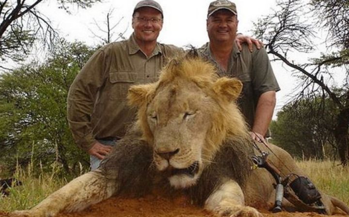 US dentist Walter Palmer (left) with one of his many 'trophies'