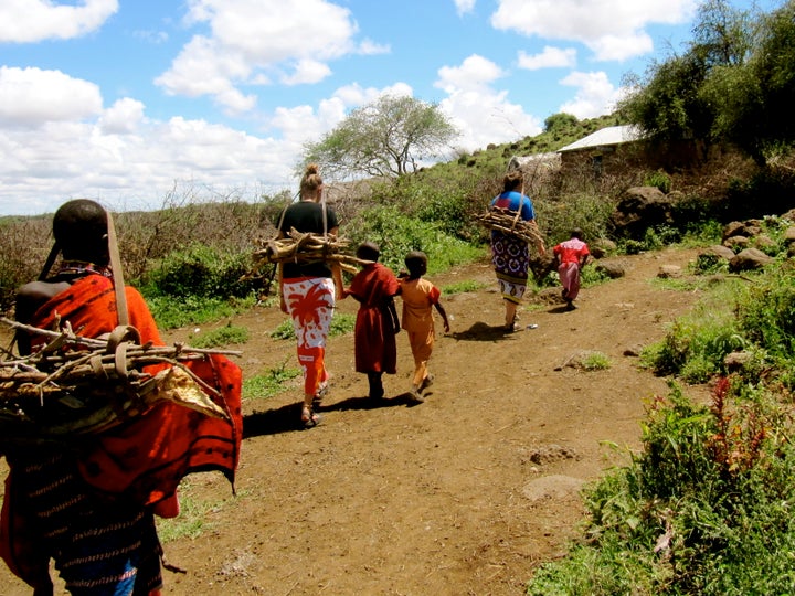 Students learn to carry firewood on St. Lawrence University’s <a rel="nofollow" href="http://www.stlawu.edu/ciis/kenya" targe