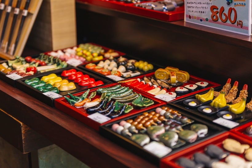 <a rel="nofollow" href="https://www.thetravelpockets.com/new-blog/narita-temple-japan" target="_blank">A SOUVENIR SHOP ALONG